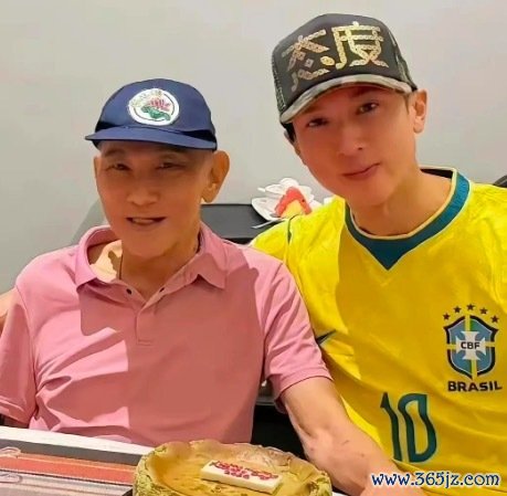 吴尊爸爸80岁气象 身姿挺拔不显老